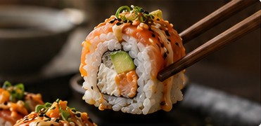 Roll de sushi con palillos